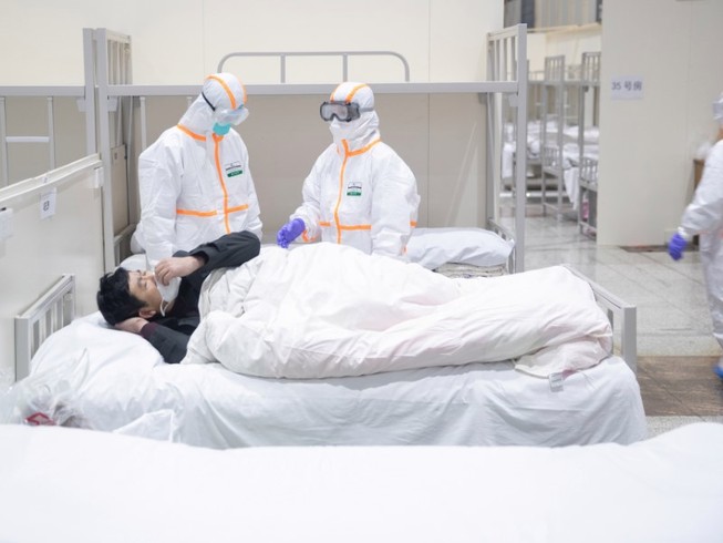 Một bệnh nhân lây nhiễm COVID-19 điều trị tại khu cách ly bệnh viện số 1 Vũ Hán (Ảnh chụp ngày 13-2). Ảnh: REUTERS