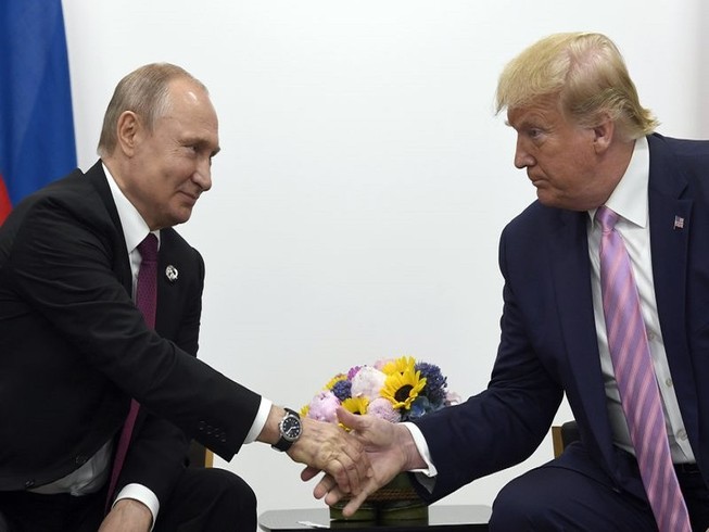 Tổng thống Nga Vladimir Putin (bên trái) gặp gỡ Tổng thống Mỹ Donald Trump hồi tháng 6-2019. Ảnh: AP