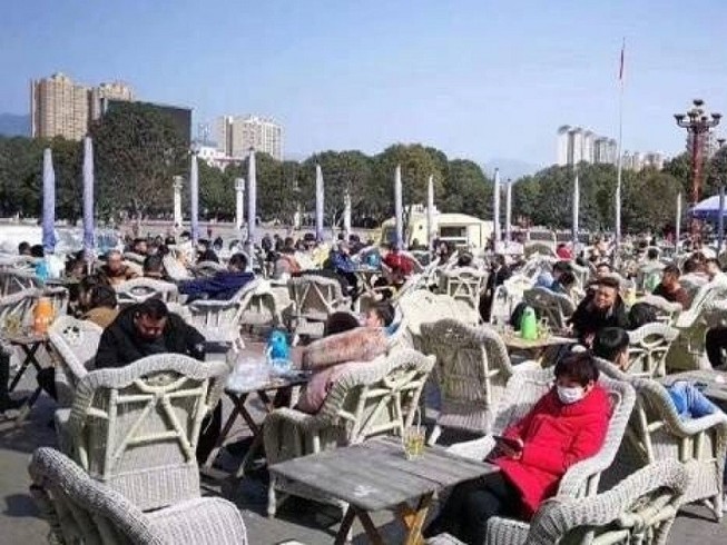 Một bộ phận người dân Trung quốc đang lơ là cảnh giác và ra khỏi nhà mà không sử dụng khẩu trang. Ảnh: SCMP