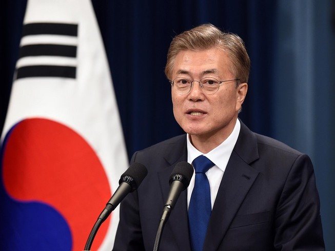 Tổng thống Hàn Quốc Moon Jae-in nhân được sự đồng ý của cả 4 chính đảng ở Hàn Quốc về kế hoạch tăng ngân sách phòng chống COVID-19. Ảnh: GETTY IMAGES