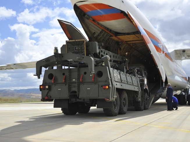 Lô S-400 đầu tiên được chuyển giao cho Thổ Nhĩ Kỳ hồi tháng 7-2019. Ảnh: AP