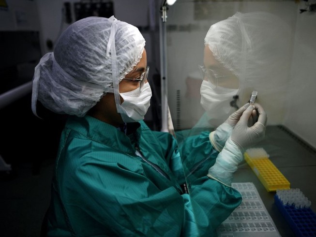 Một chuyên gia bào chế vaccine ở ĐH Vũ Hán (Ảnh chụp ngày 1-3). Ảnh: AFP