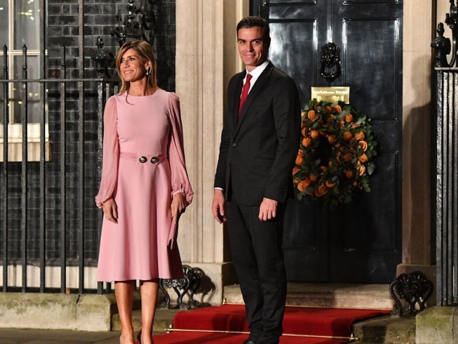 Thủ tướng Tây Ban Nha Pedro Sanchez cùng Phu nhân Begona Gomez trong chuyến thăm Anh tháng 12-2019. Ảnh: AFP