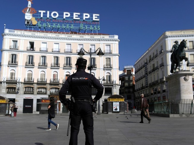 Một cảnh sát Tây Ban Nha đứng gác tại quảng trường Sol ở TP Madrid (Tây Ban Nha) ngày 10-3. Ảnh: AP