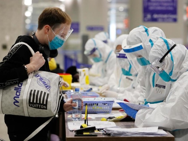 Hành khách nhập cảnh tại sân quốc tế Bắc Kinh, Trung Quốc ngày 11-2. Ảnh: AFP