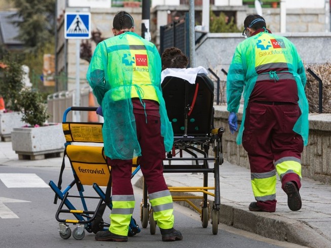 Nhân viên y tế di chuyển một bệnh nhân COVID-19 ở Madrid, Tây Ban Nha ngày 17-3. Ảnh: REUTERS
