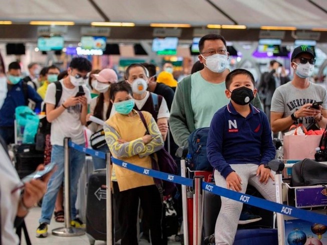 Hành khách chờ làm thủ tục nhập cảnh tại sân bay quốc tế Toronto Pearson, Canada ngày 15-3. Ảnh: AFP