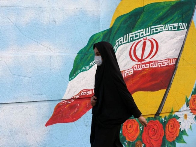 Một phụ nữ Iran đeo khẩu trang khi đi ra ngoài ở thủ đô Tehran, Iran. Ảnh: GETTY IMAGES