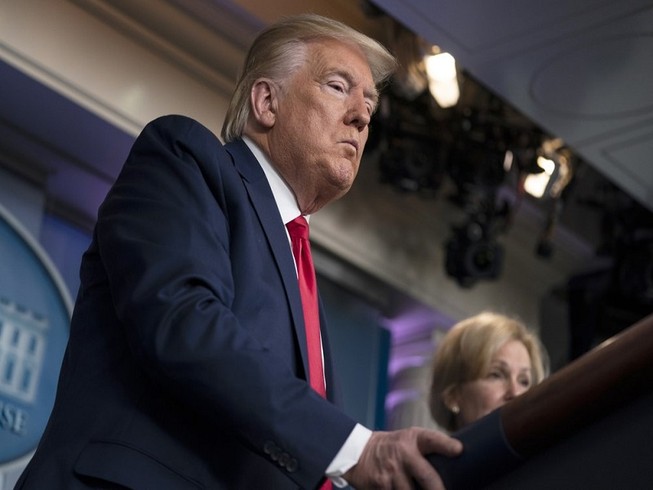 Tổng thống Mỹ Donald Trump nói rằng có thể áp dụng đạo luật thời chiến trong công tác chống đại dịch COVID-19. Ảnh: AP