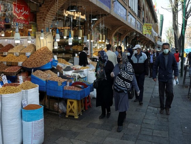 Người dân Iran tại khu mua sắm Grand Bazaar, thủ đô Tehran hôm 20-3. Ảnh: REUTERS