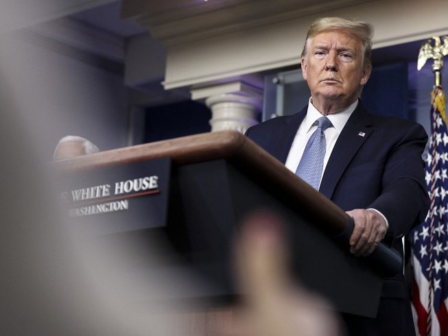 Tổng thống Donald Trump trong buổi họp báo ngày 16-3 về tình hình dịch bệnh ở Mỹ. Ảnh: AP