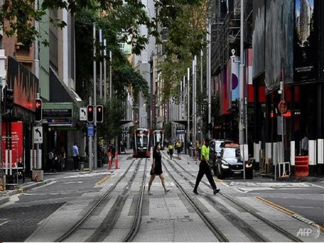 Đường phố tại TP Sydney, Úc những ngày này có vẻ vắng hơn do các lệnh hạn chế ra ngoài. Ảnh: AFP