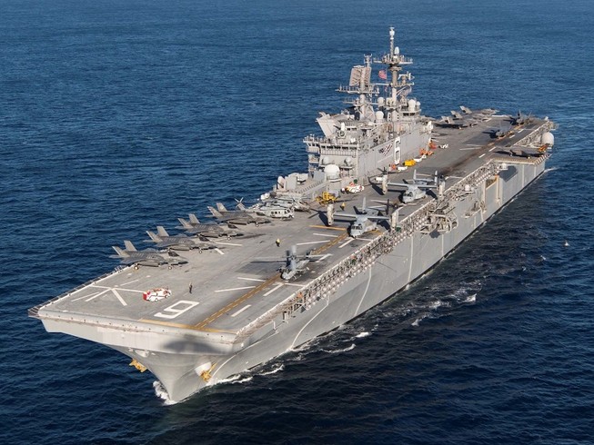 Tàu tấn công đổ bộ USS America được điều tới biển Đông. Ảnh: SINA