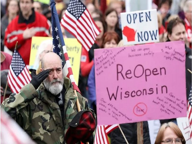 Người dân bang Wisconsin biểu tình, đòi nhà chức trách mở cửa lại nền kinh tế. Ảnh: REUTERS