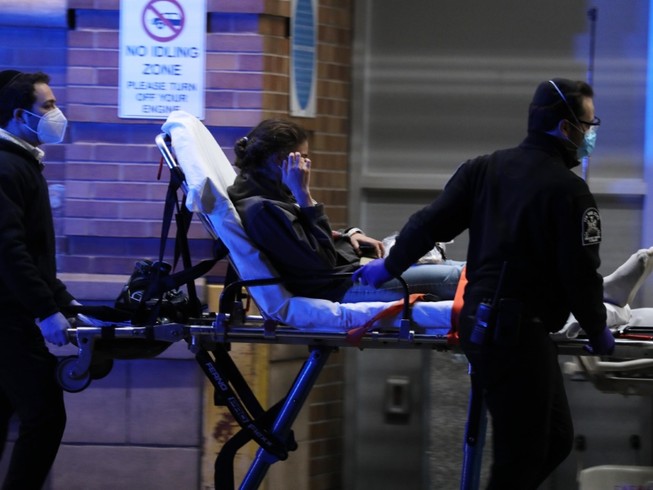 Bệnh nhân COVID-19 ở TP New York(Mỹ) được di chuyển đến bệnh viện ngày 23-4. Ảnh: REUTERS