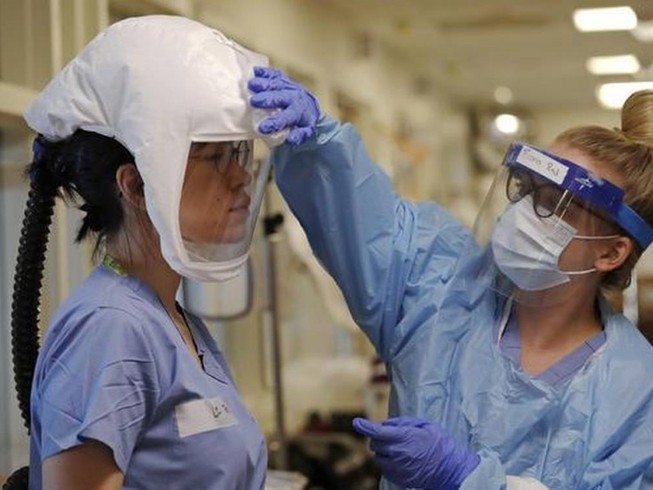 Nhân viên y tế tại khu cách ly của một bệnh viện ở TP Seattle, Mỹ ngày 4-5. Ảnh: REUTERS