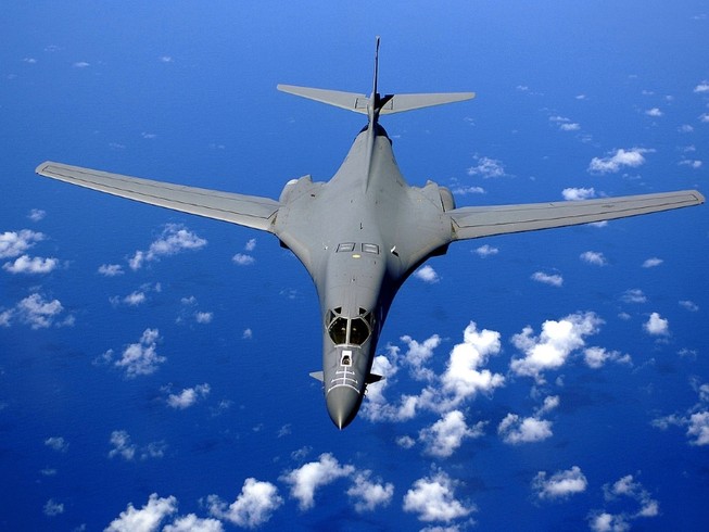 Máy bay ném bom chiến lược Mỹ B-1B Lancer ở biển Đông hồi tháng 12-2019. Ảnh: REUTERS