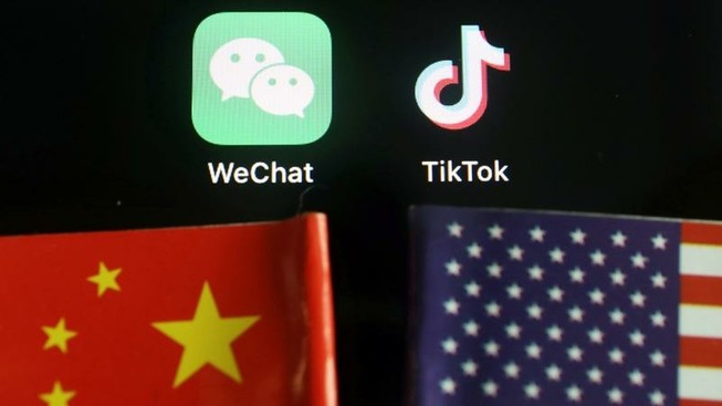 Quốc kỳ Mỹ và Logo ứng dụng TikTok.