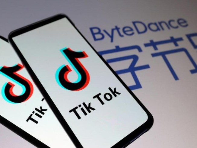Logo ứng dụng TikTok đặt cạnh tên tập đoàn công nghệ Trung Quốc ByteDance.