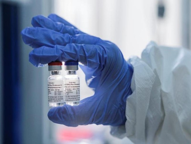 Nhân viên y tế cầm lọ vaccine ngừa COVID-19 ở Nga.