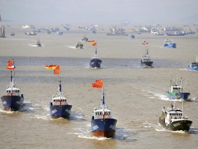 Tàu cá Trung Quốc rời cảng ở tỉnh Chiết Giang (Trung Quốc) vào tháng 9-2012.
