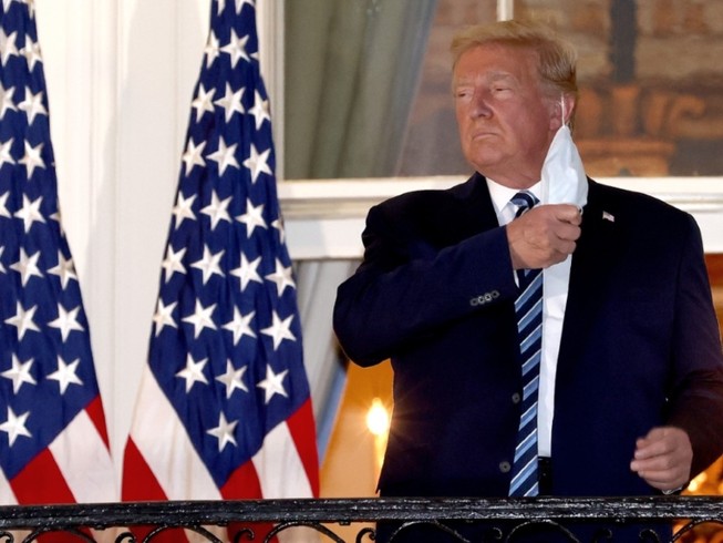 Tổng thống Donald Trump xuất hiện trước báo giới sau khi quay về Nhà Trắng hôm 5-10. Ảnh: REUTERS