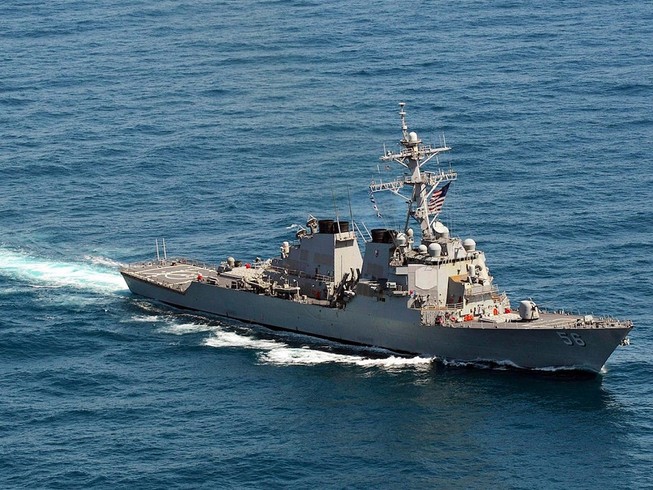 Tàu khu trục (có khả năng mang tên lửa dẫn đường) USS John McCain của hải quân Mỹ. Ảnh: REUTERS