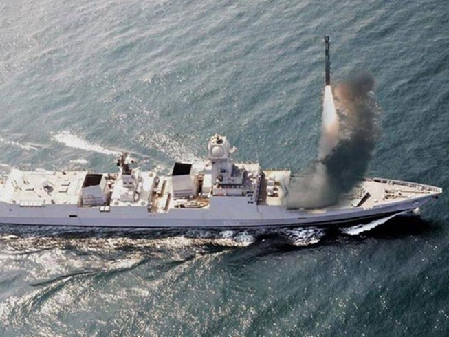 Tên lửa BrahMos được phóng từ tàu khu trục tàng hình INS Chennai. Ảnh: THE INDIAN EXPRESS