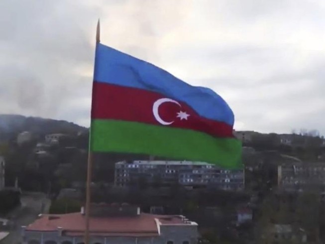 Quốc kỳ Azerbaijan bay trên một tòa nhà tại khu vực ly khai Nagorno-Karabakh, ngày 9-11.