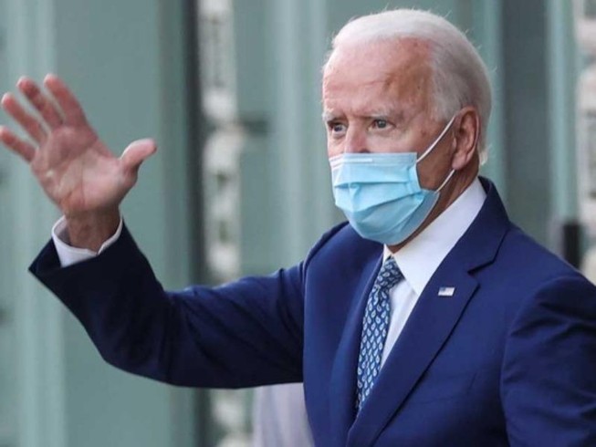 Tổng thống đắc cử Joe Biden vẫy tay chào các phóng viên sau khi tham dự cuộc họp với các thành viên trong Ban cố vấn về vấn đề COVID-19 tại TP Wilmington, ngày 9-11.