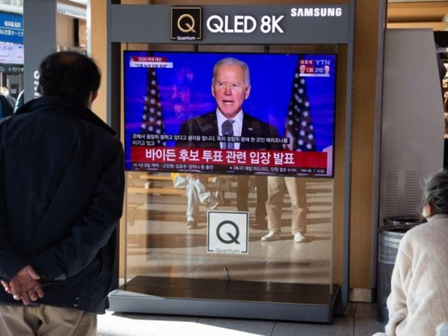 Tổng thống Hàn Quốc Moon Jae-in phát biểu chúc mừng ông Joe Biden đắc cử Tổng thống Mỹ qua truyền hình. Ảnh: REUTERS