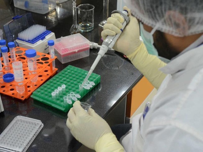 Nhà khoa học Ấn Độ làm việc với vacine COVAXIN trong phòng thí nghiệm. Ảnh: REUTERS