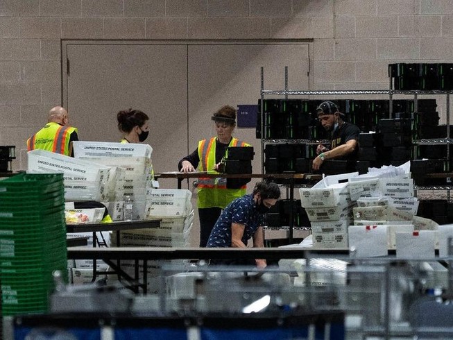 Nhân viên bầu cử đếm phiếu bầu tại Trung tâm Hội nghị Philadelphia.