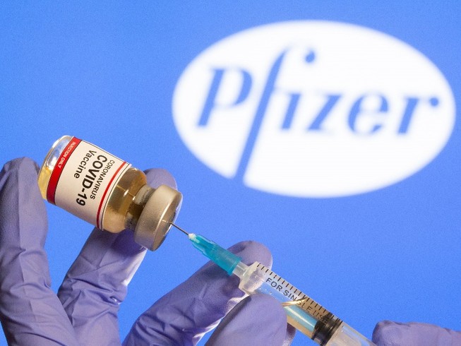 Vaccine ngừa COVID-19 mang tên BNT162b2 do công ty Pfizer (Mỹ) phối hợp cùng đối tác BioNTech (Đức) nghiên cứu phát triển. Ảnh: REUTERS