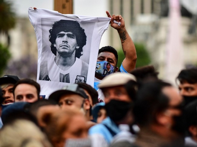 Người dân Argentina đau buồn trước sự ra đi của "Cậu bé vàng" Diego Maradona. Ảnh: NBC NEWS