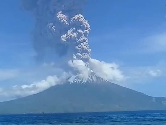 Núi lửa Eli Lewotolok ở Indonesia phun trào hôm 29-11.