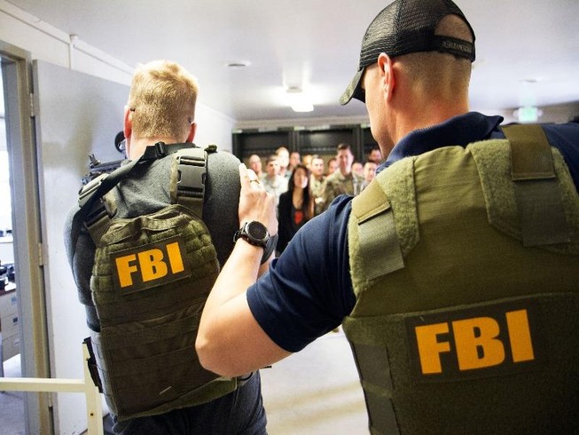 Hai nhân viên FBI đang làm nhiệm vụ. Ảnh: PUBLIC DOMAIN