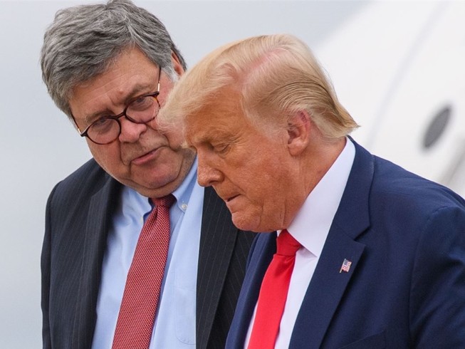 Bộ trưởng Tư pháp Mỹ William Barr (trái) trao đổi với Tổng thống Donald Trump (phải) trong một phiên làm việc ở Nhà Trắng hồi tháng 10-2019. Ảnh: REUTERS