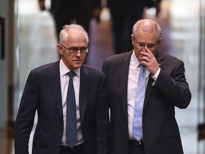 Thủ tướng Úc Scott Morrison (phải) và người tiền nhiệm Malcolm Turnbull (trái). Ảnh: AFP