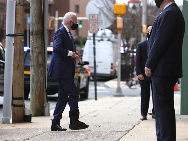 Ông Joe Biden di chuyển với chiếc giày tập đi. Nguồn: GETTY
