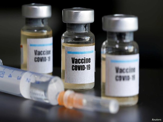 Những lọ vaccine ngừa COVID-19 cùng một ống kim tiêm.