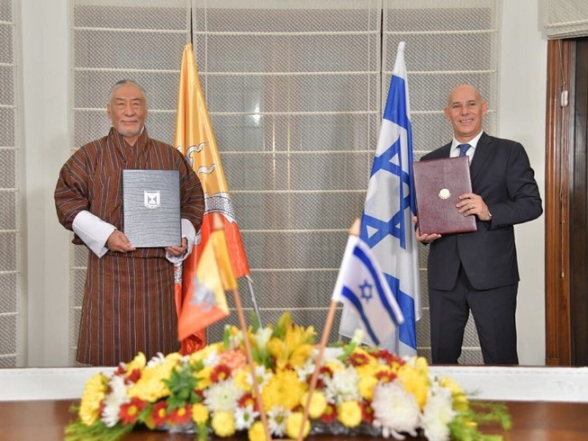 Đại sứ Israel Ron Malka và Đại sứ Bhutan Vetsop Namgyel ký thỏa thuận thiết lập quan hệ ngoại giao Israel-Bhutan hôm 12-12. Ảnh: THE TIMES OF ISRAEL
