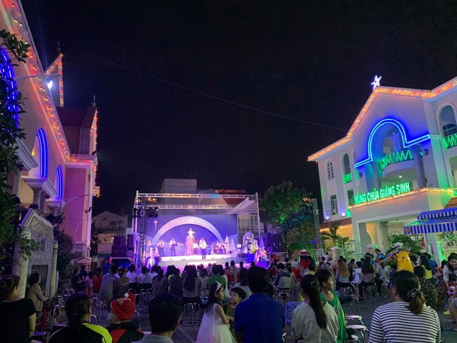 Người dân TP.HCM mừng Giáng sinh tại khu vực trung tâm TP. Ảnh: Q.TRANG