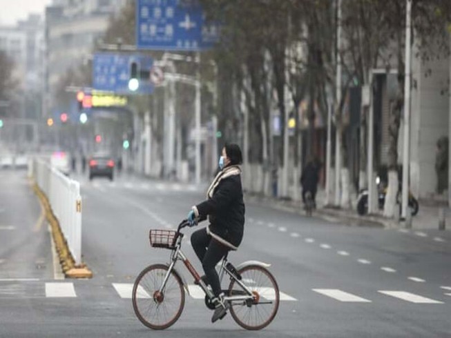 Lo ngại làn sóng COVID-19 lần hai, Trung Quốc liên tiếp áp lệnh phong tỏa. Ảnh: Stringer/GETTY IMAGES.