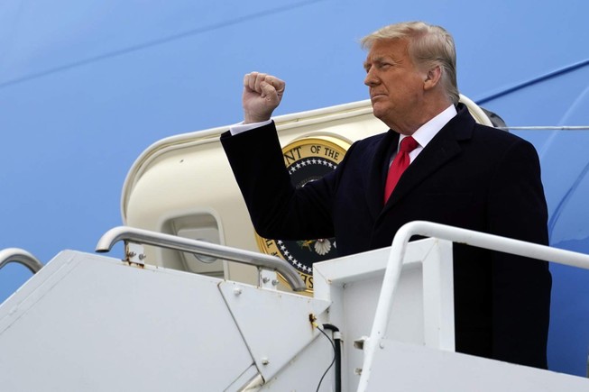 Tổng thống Donald Trump đáp chuyến bay xuống bang Texas thăm tường biên giới ngày 12-1. Ảnh: AP