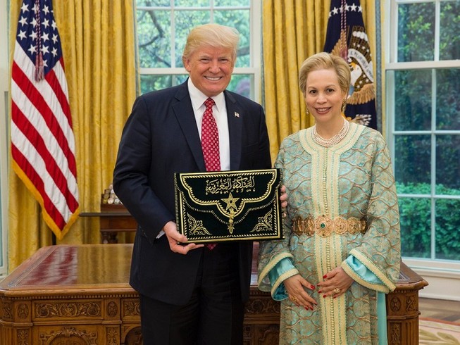Đại sứ Morocco, Công chúa Lalla Joumala Alaoui trao Huân chương Muhammad cho Tổng thống Mỹ Donald Trump. Ảnh: HESPRESS