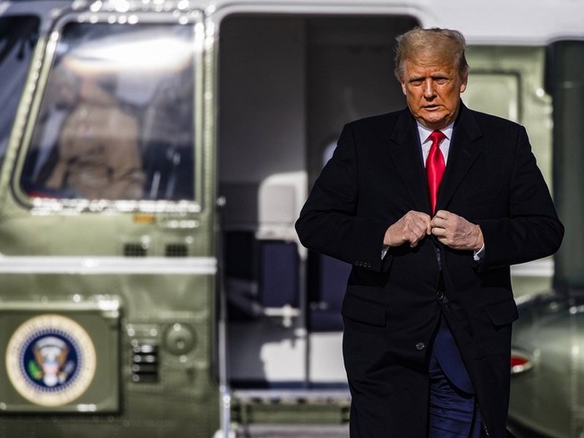 Tổng thống Mỹ Donald Trump ở căn cứ không quân Andrews (bang Maryland) hôm 12-12-2020. Ảnh: AP