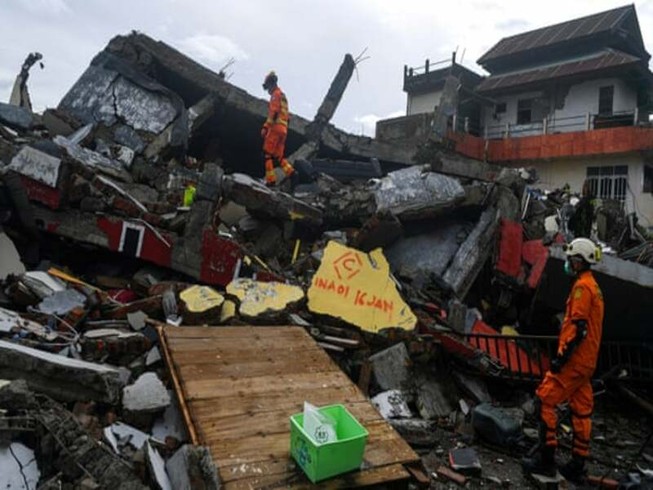 Mưa lớn khiến Indonesia khó khăn trong tìm kiếm nạn nhân sau động đất Ảnh: Antara Foto/REUTERS.