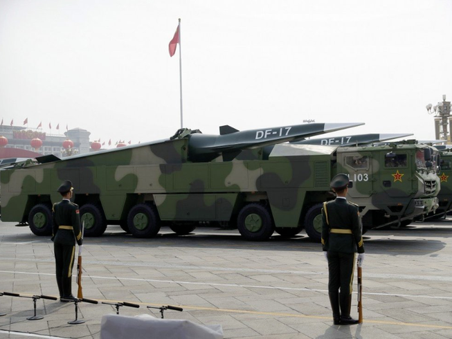 Tên lửa siêu thanh DF-17 trong lễ duyệt binh ở Bắc Kinh năm 2019. Ảnh: AP