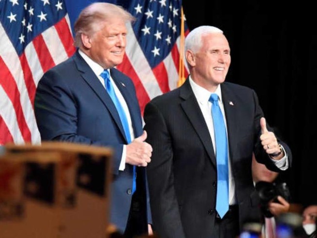 Tổng thống Mỹ Donald Trump (trái) và Phó Tổng thống Mike Pence (phải).